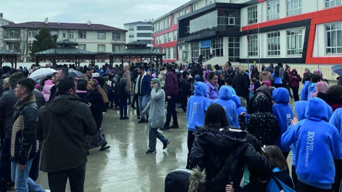 Bolu'da sarsıntı nedeniyle okullar 1 gün tatil edildi