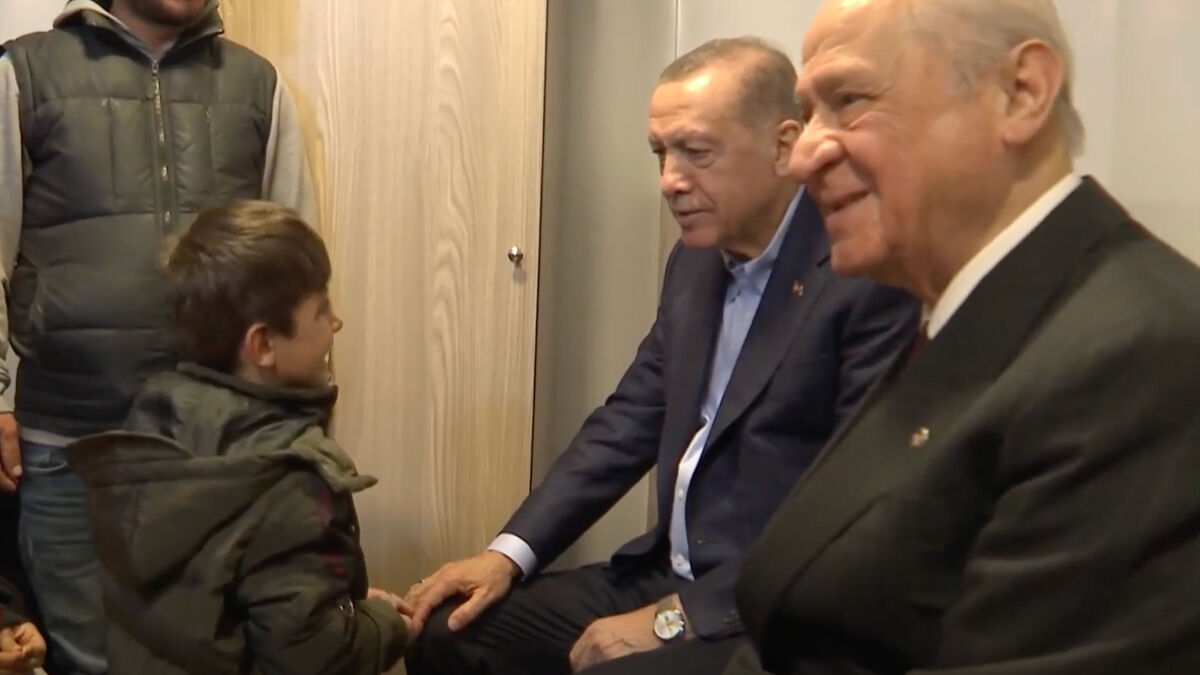 Cumhurbaşkanı Erdoğan'ın depremzede çocukla sohbeti yürekleri ısıttı
