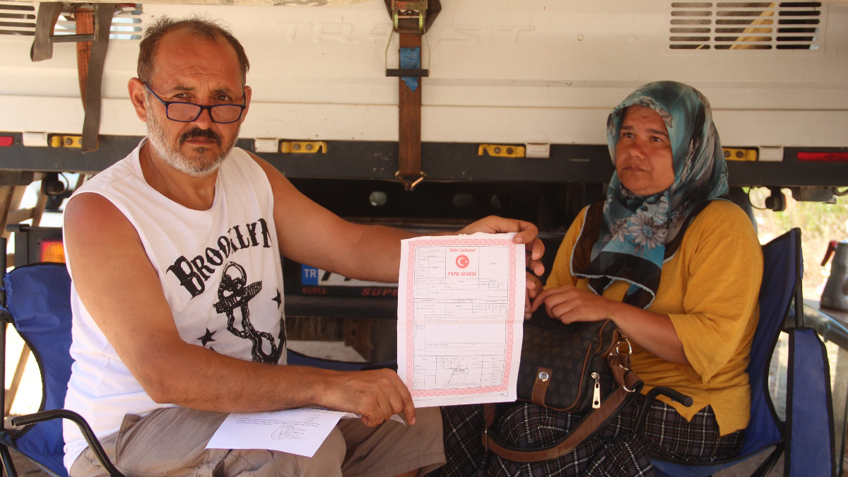 Antalya'da kiracısını çıkaramayan mesken sahibi, kamyonet kasasında yaşıyor