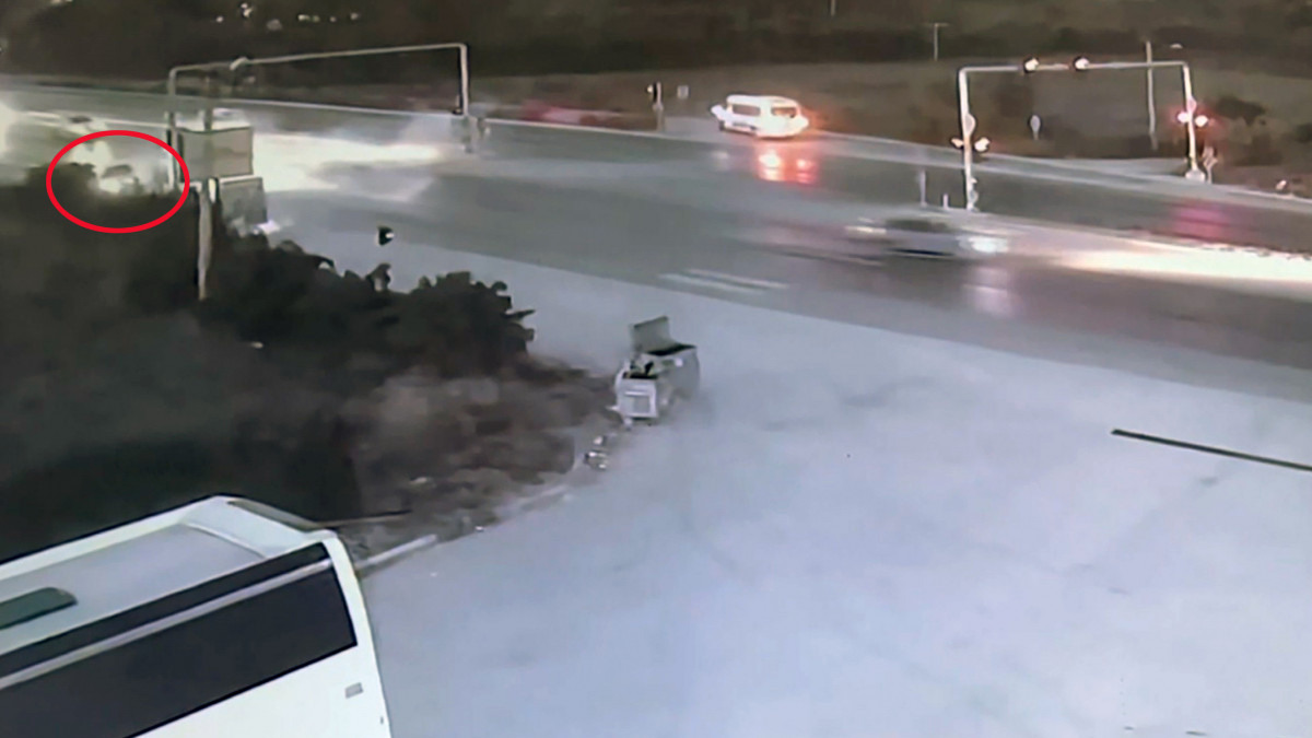 Antalya'da ışık ihlali yapan şoför kazaya neden oldu