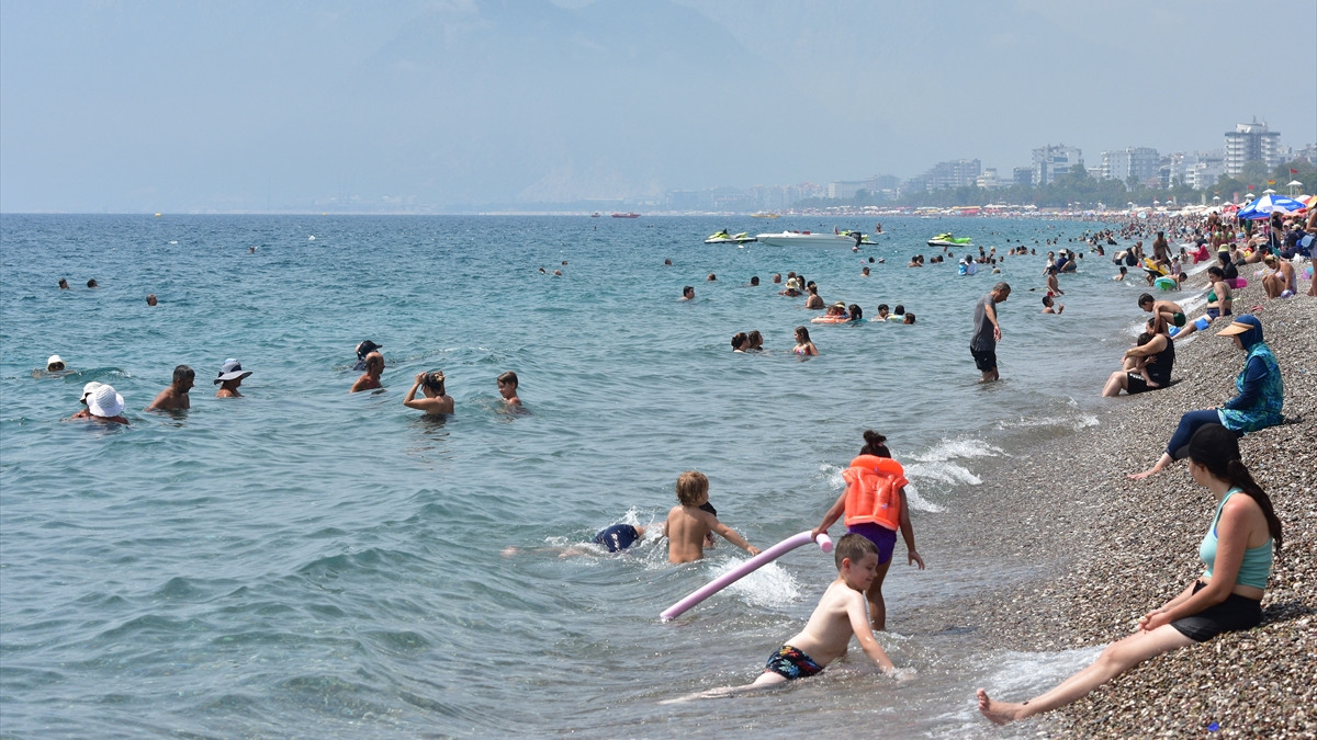 Antalya'da nem oranı yüzde 75'e ulaştı! Kıyılar doldu taştı