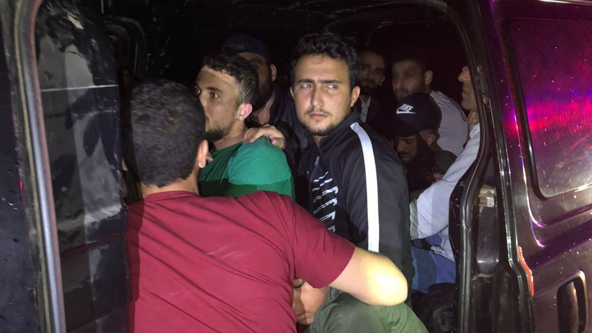 Balık istifi seyahat... Edirne'de, minibüste 22 kaçak göçmen yakalandı