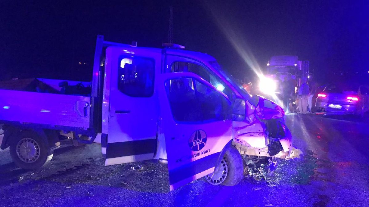Bayburt'ta araba ile kamyonet çarpıştı: 9 yaralı