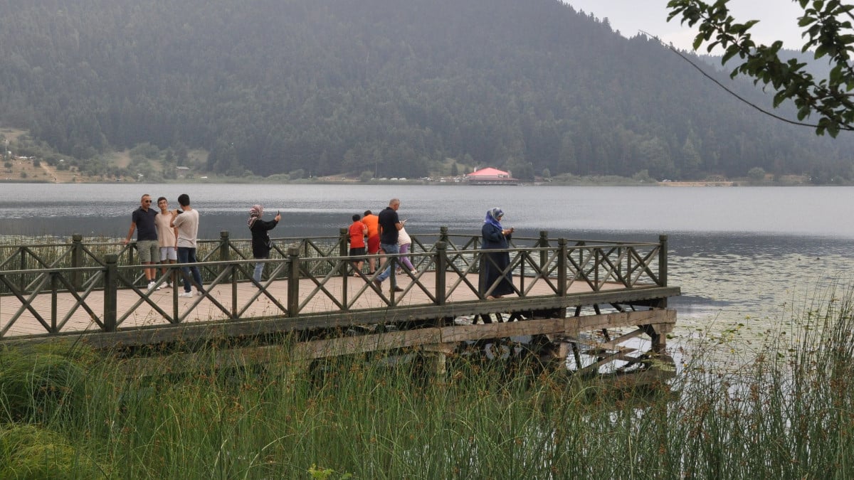 Bolu Abant Gölü Ulusal Parkı sıcaktan kaçanların adresi oldu