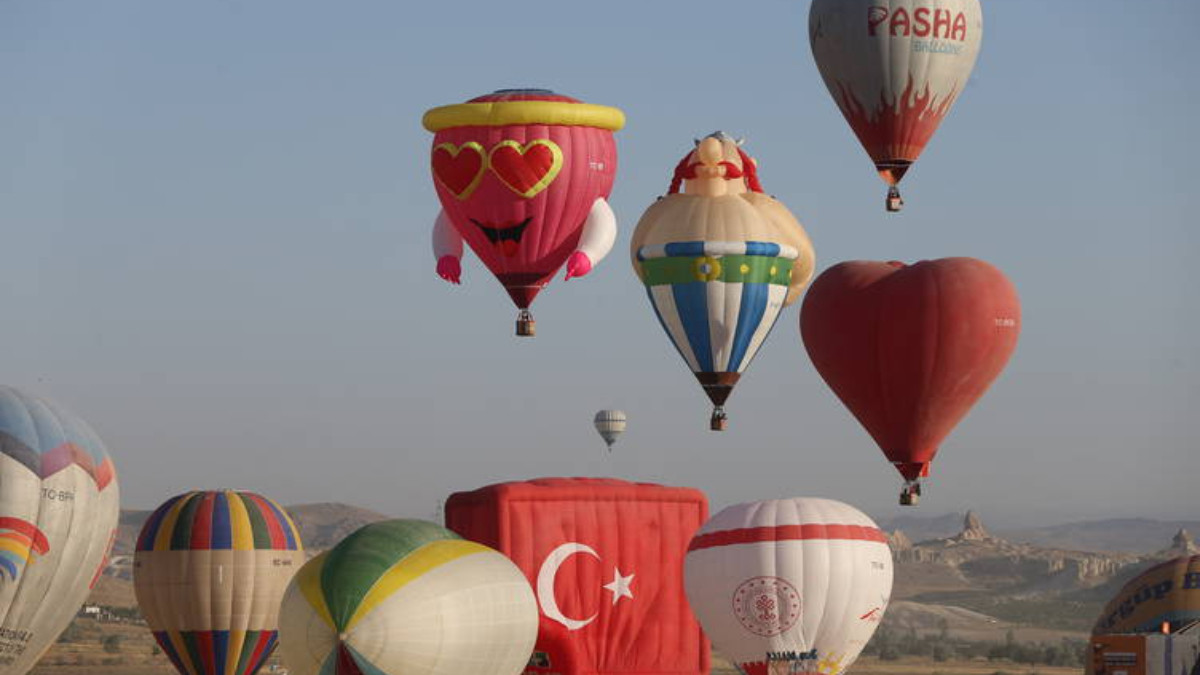 Bu defa Kapadokya'nın üzerinde figürlü balonlar havalandı