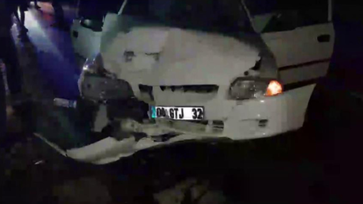 Çorum'da arabanın saman yüklü traktöre çarptığı kazada 5 kişi yaralandı