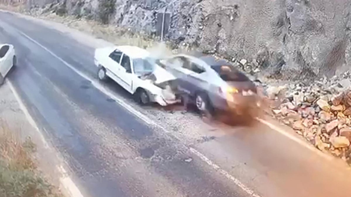 Erzurum'da iki aracın baş başa çarpıştığı kaza kamerada