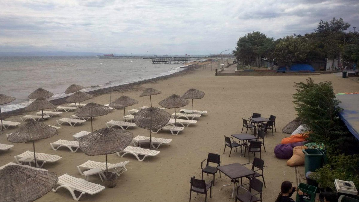 Fırtına uyarısı sonrası Şarköy'ün plajları kapatıldı