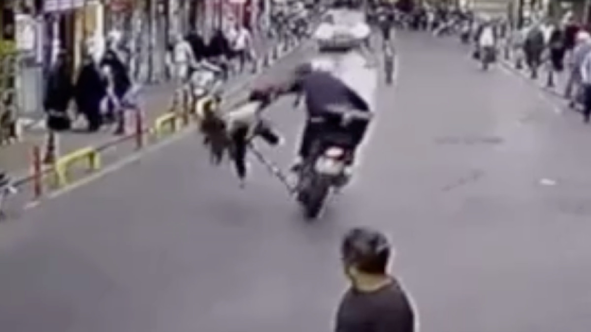 İstanbul Fatih'te scooter ile motosikletin çarpıştığı anlar kameraya yansıdı