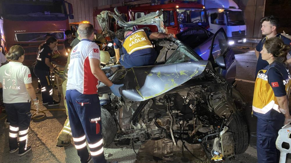 İstanbul Kağıthane'de makas atan şoför kamyona çarptı: 1'i ağır 2 yaralı