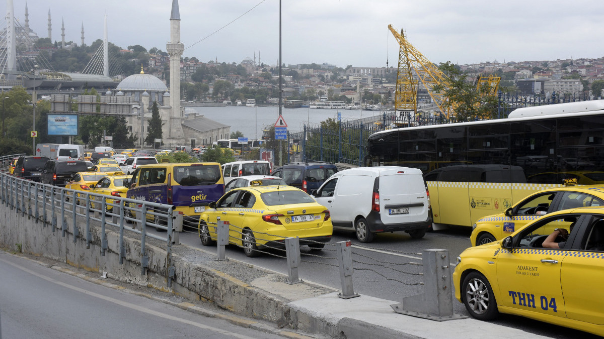 İstanbul'da Galata Köprüsü bakıma alınınca haftanın birinci iş gününde trafik kilitlendi