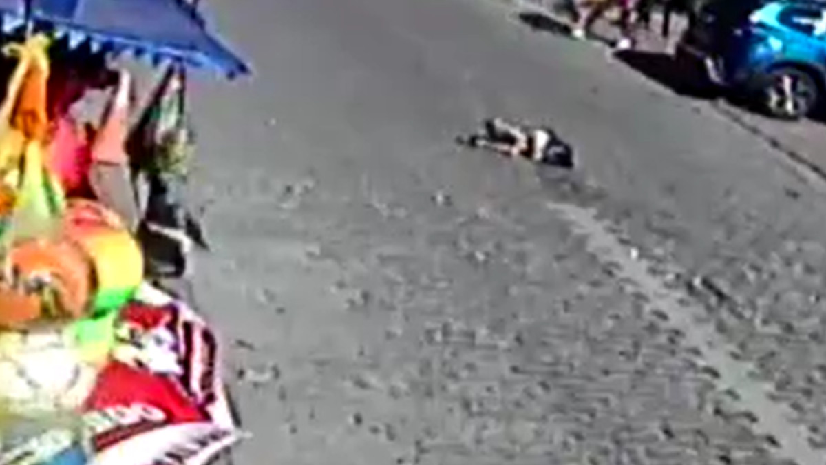 İstanbul'da karşıdan karşıya geçen kız çocuğuna araç çarptı