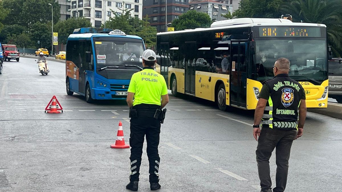 İstanbul'da minibüs sürücüleri denetlendi: Polis, yolcu üzere bindiği araçlara ceza yağdırdı