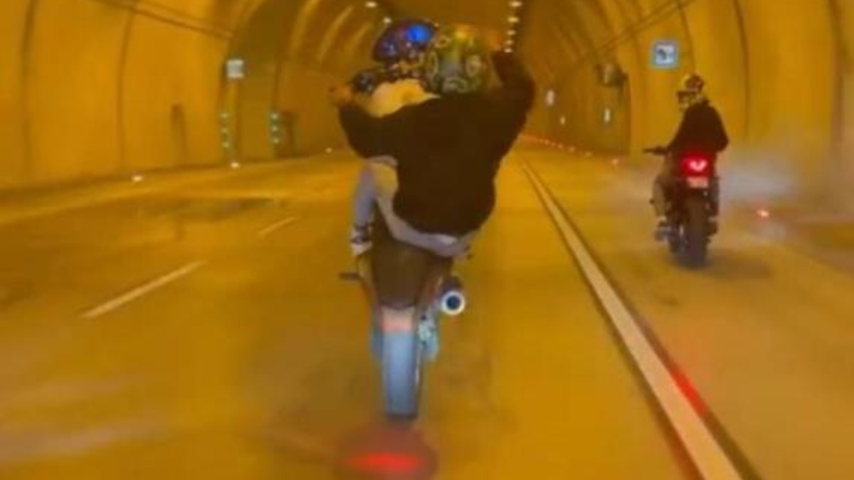 İstanbul'da motosikletiyle tehlikeli seyahat yapan şoför kamerada