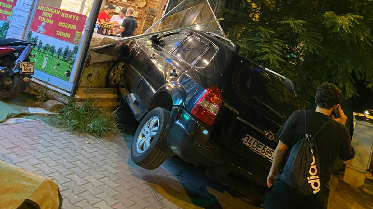 İstanbul'da şoför fren yerine gaza bastı: Şarküteri dükkanına girdi