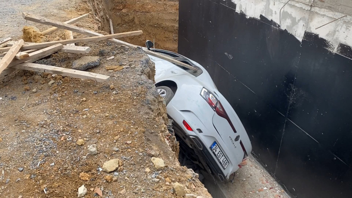 İstanbul'da trafik kazası! Araba inşaata düştü