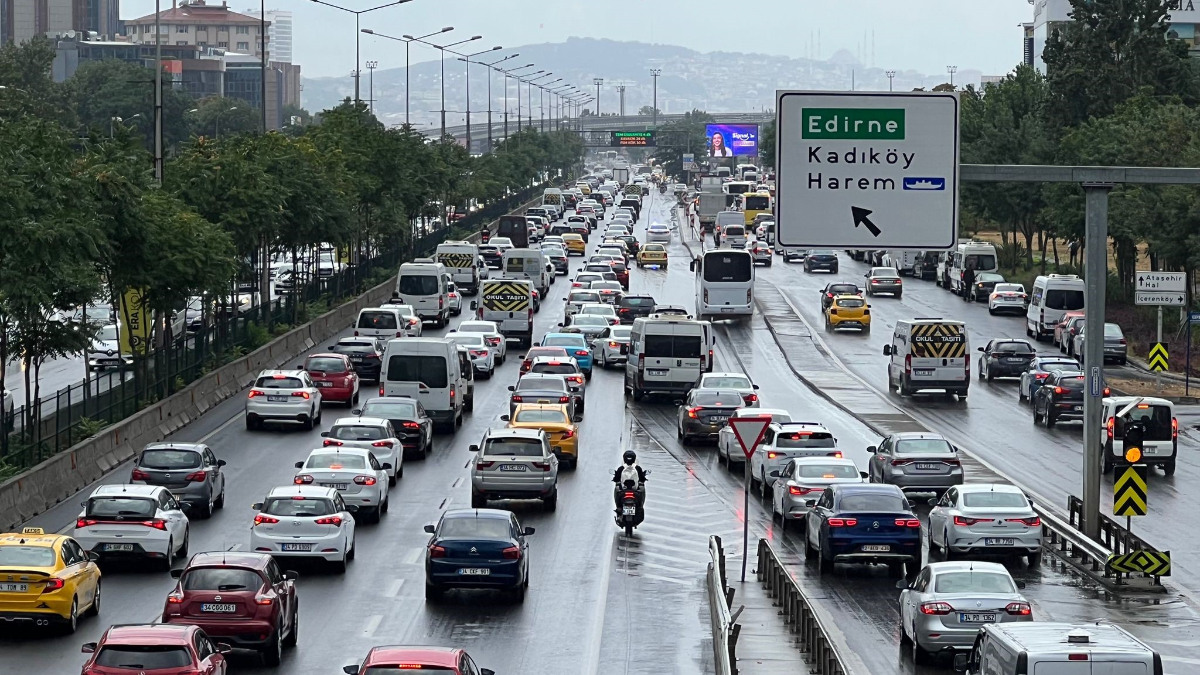 İstanbul'da yağmur yağdı! Trafikte yoğunluk oluştu