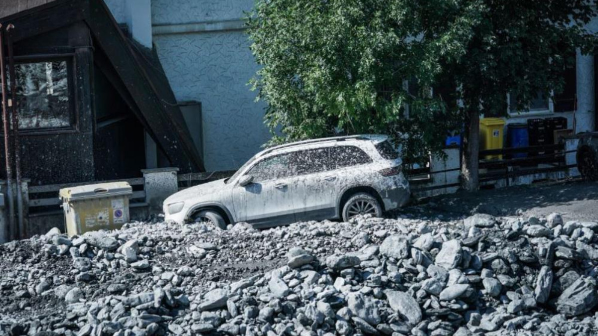İtalya’da ırmak taştı, sokaklar çamurla kaplandı