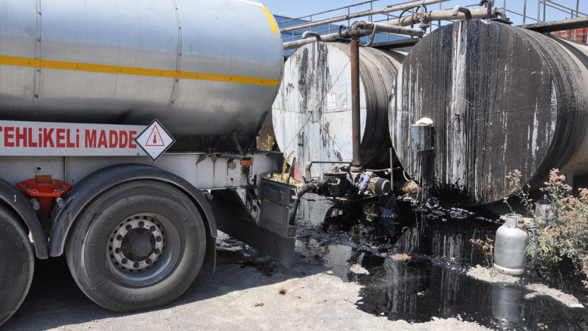 Kars'ta tankerden boşaltılan sıcak zift çalışanların üzerine sıçradı: 3 ağır yaralı