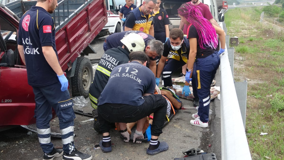 Kocaeli'de kamyonet şoförü emniyet şeridindeki araçlara çarptı: 6 yaralı