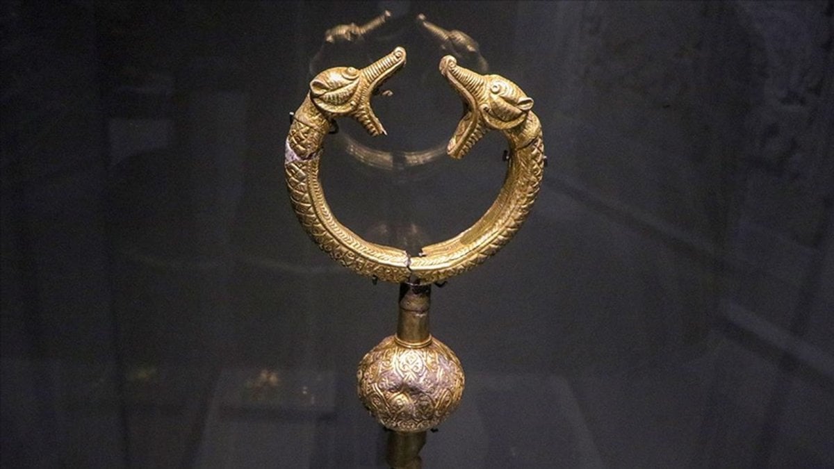 Malazgirt'te bulunan çift başlı ejder işlemeli altın kaplama tuğ birinci kere sergilendi