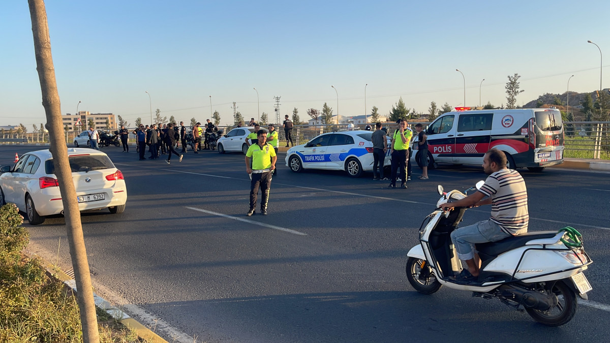 Şanlıurfa'da kamyonete çarpan motosikletli 2 polis yaralandı