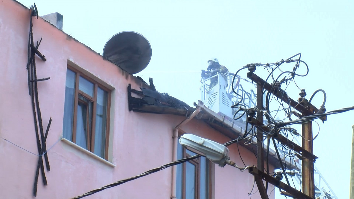 Sultanbeyli'deki binada tadilata giren çatı alevlere teslim oldu