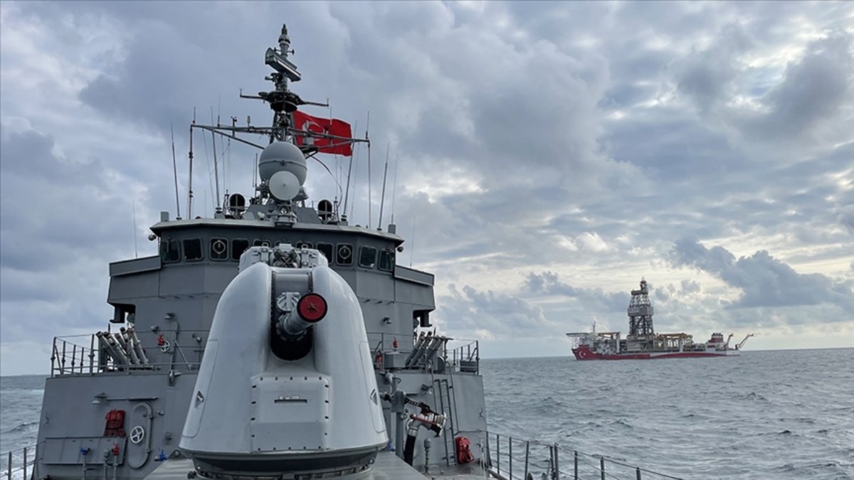 TCG Fatih Fırkateyni, sondaj gemilerine refakat ediyor