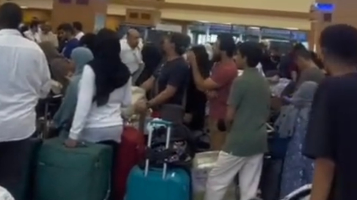 Trabzon Havalimanı'nda turist yoğunluğu kameraya yansıdı