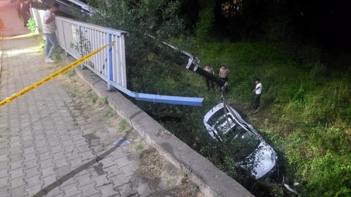 Trabzon’da araba, 30 metre yükseklikten yuvarlandı