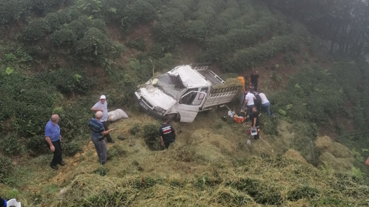 Trabzon'da kamyonetin şarampole yuvarlandı: 2 meyyit 2 yaralı