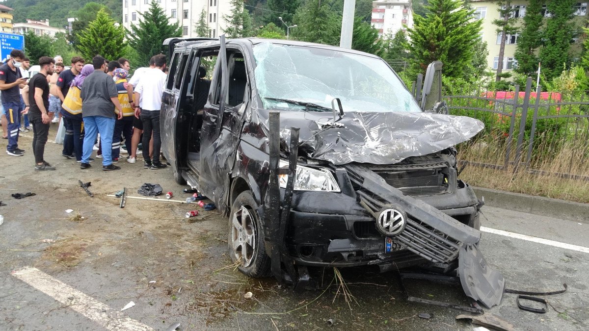 Trabzon'da turistleri taşıyan minibüs devrildi: 3'ü ağır 6 yaralı
