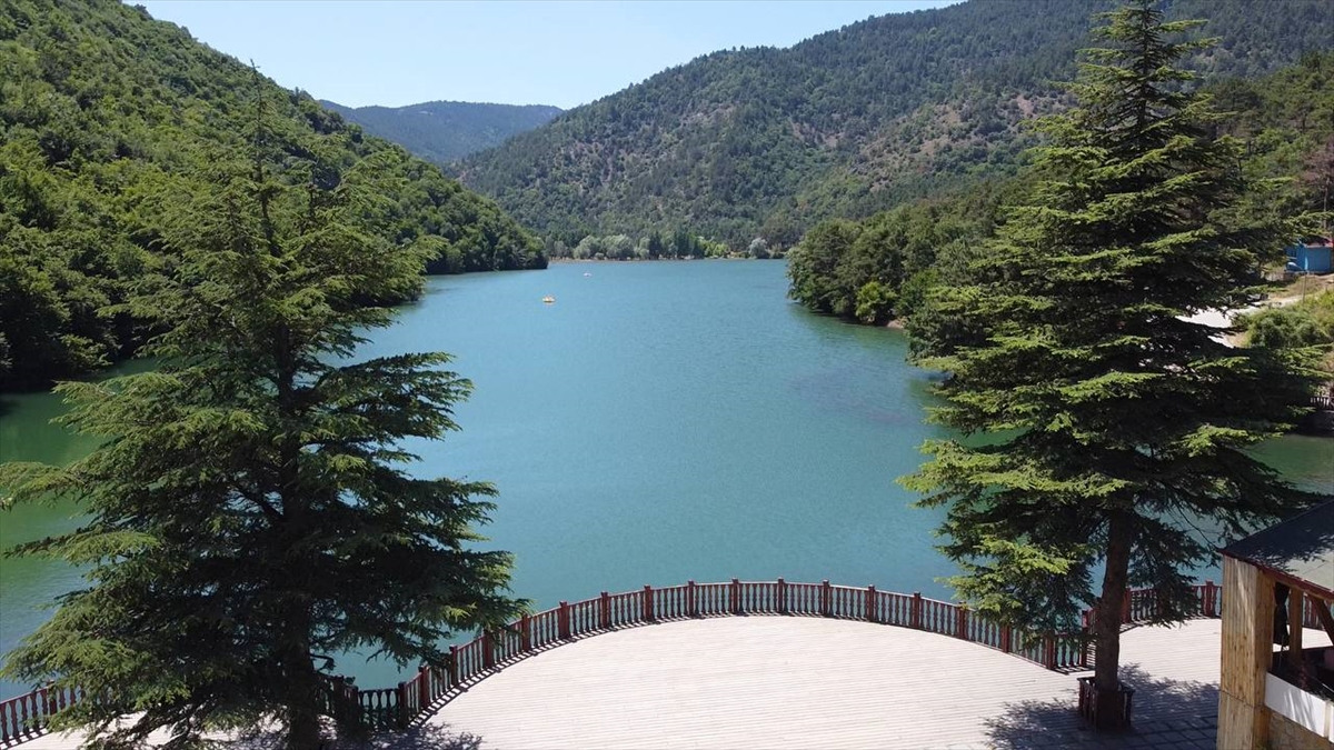 Yaz turizminin rotası değişti! Amasya'daki Boraboy Gölü'nün serin havası turist çekiyor