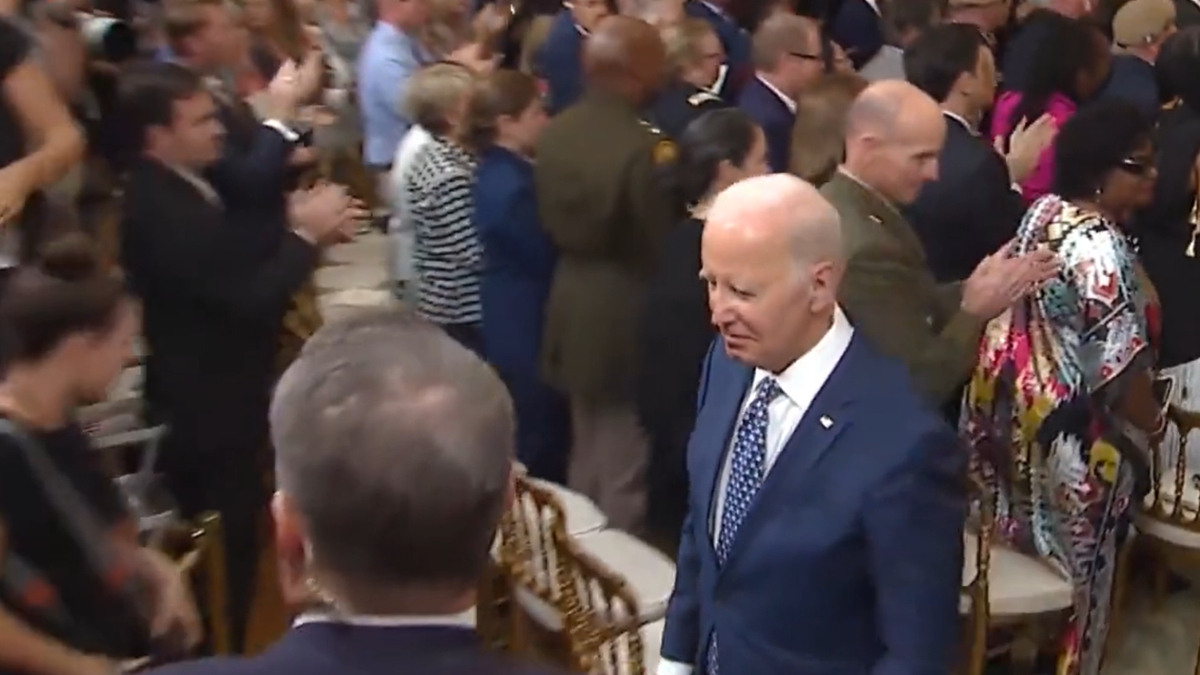 ABD Lideri Joe Biden madalya merasimini apansız terk etti