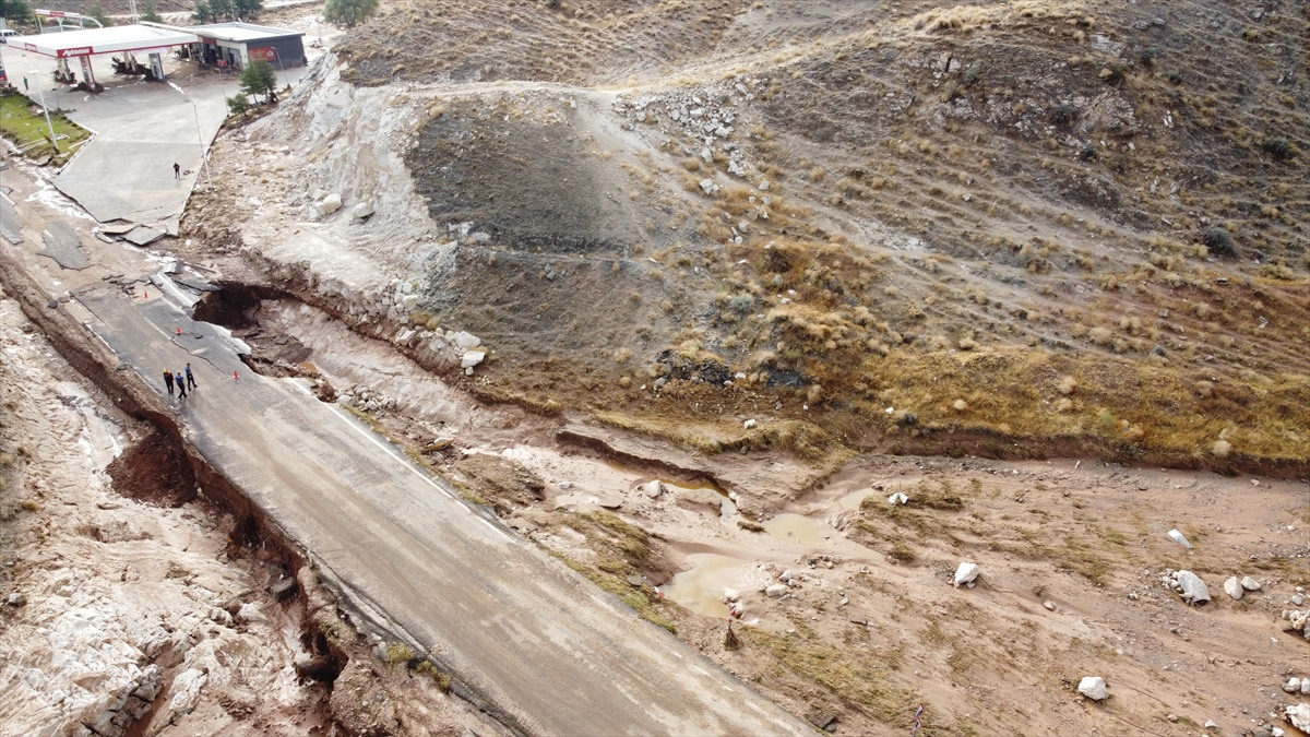 Aksaray'da selin hasarı havadan görüntülendi! Yollar yarıldı, araçlar ziyan gördü