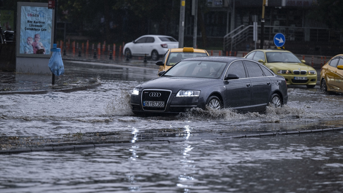 Ankara su altında! Sağanak yağmur cadde ve sokakları göle çevirdi