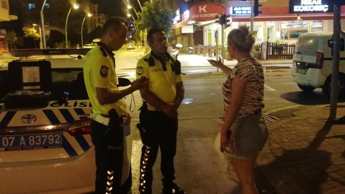 Antalya'da alkollü şoför, kaza yapan motosikletliye yardım ederken yakalandı