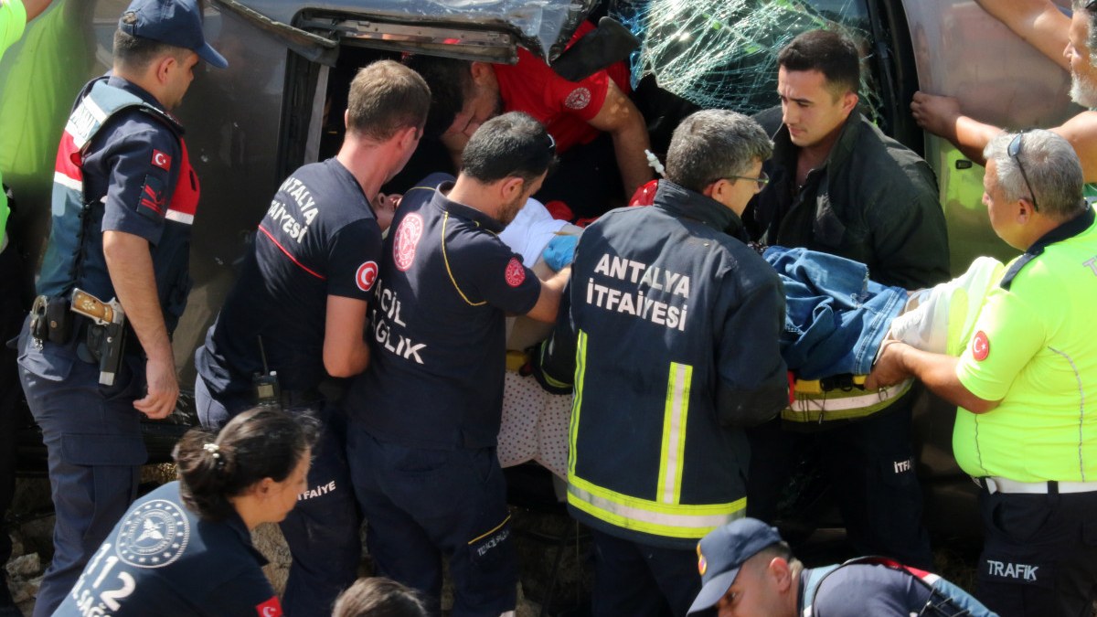 Antalya'da araba virajda uçuruma yuvarlandı: 4 yaralı
