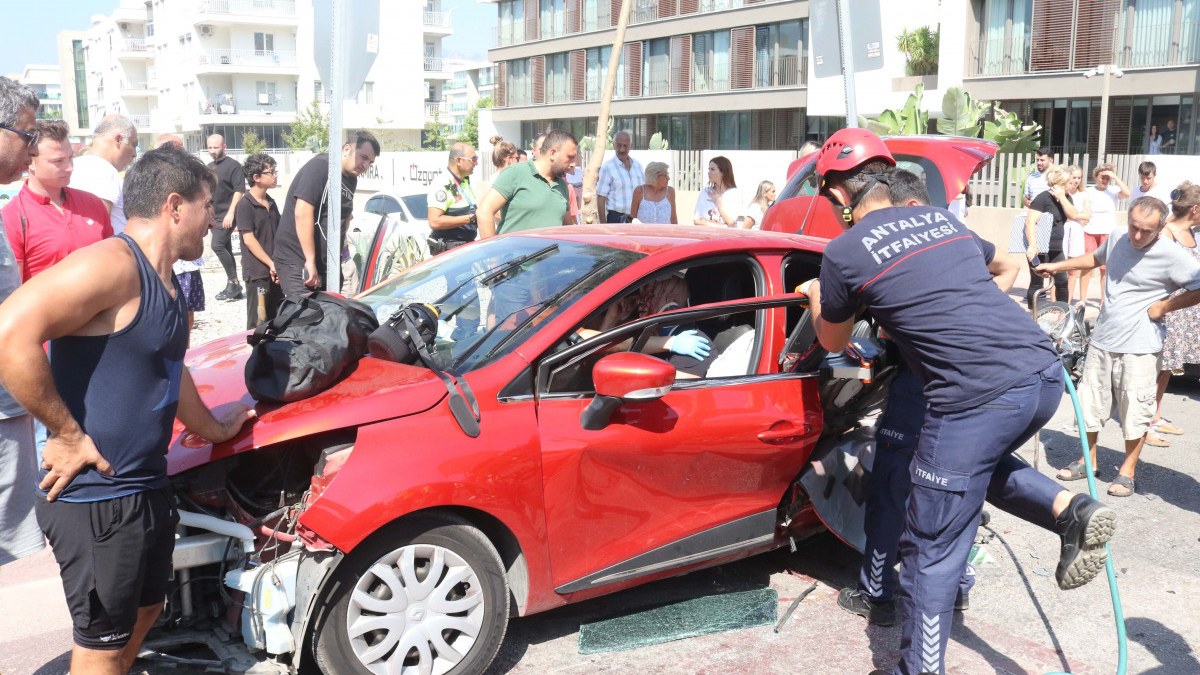 Antalya'da futbolcu Naldo'nun ailesi kaza geçirdi: 1'i ağır, 5 yaralı