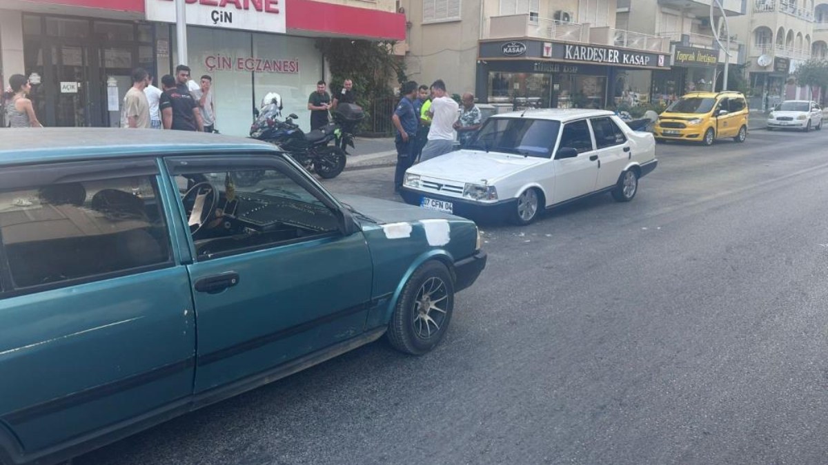 Antalya'da kaza yapan şoför gitar ve içki bardağı ile yakalandı