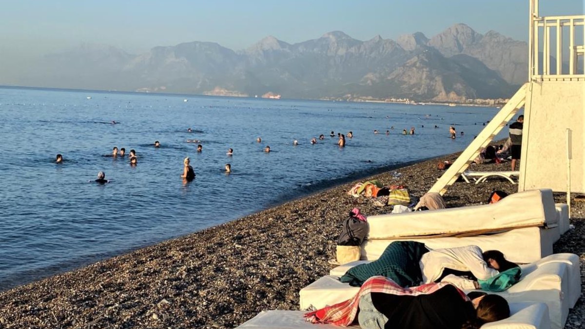 Antalya'da kıyıları açık hava otellerini aratmadı