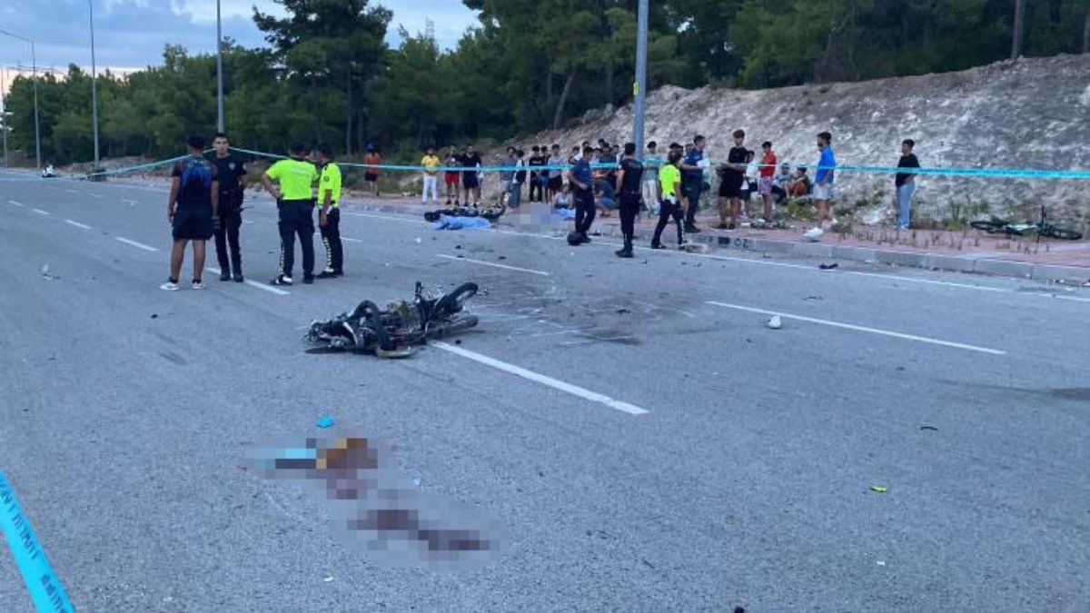 Antalya'da motosikletler baş başa çarpıştı: 2 genç kız can verdi