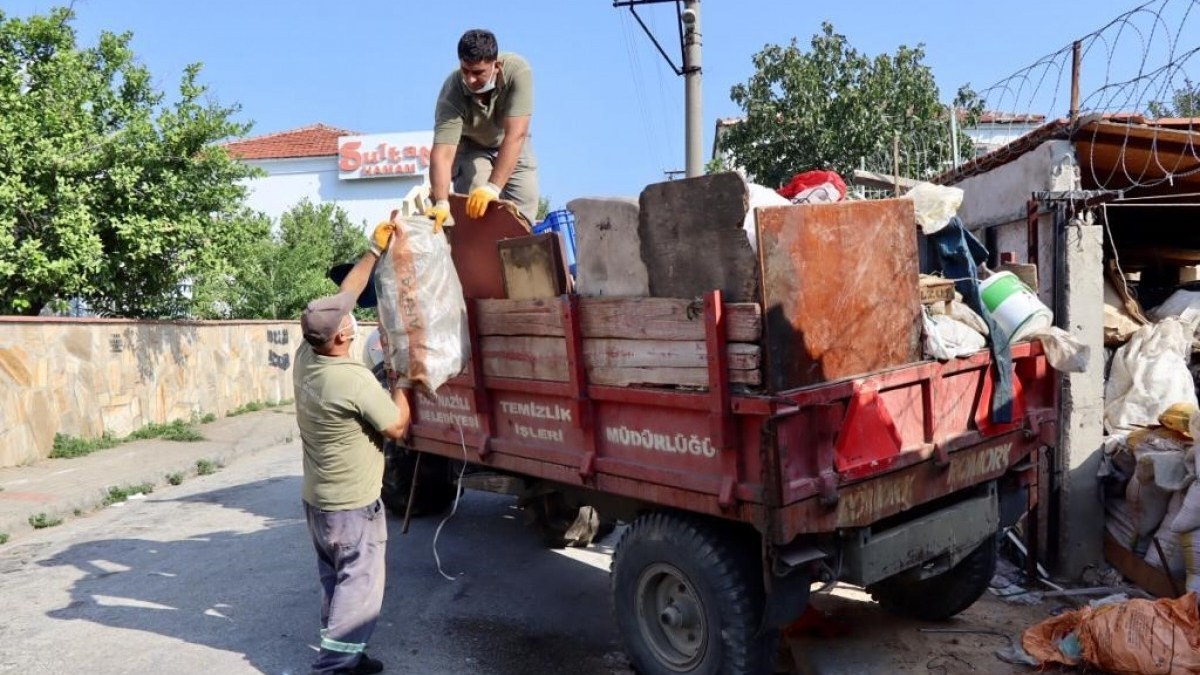 Aydın'da 7 kamyon çöp, 8 saatte çıkarıldı