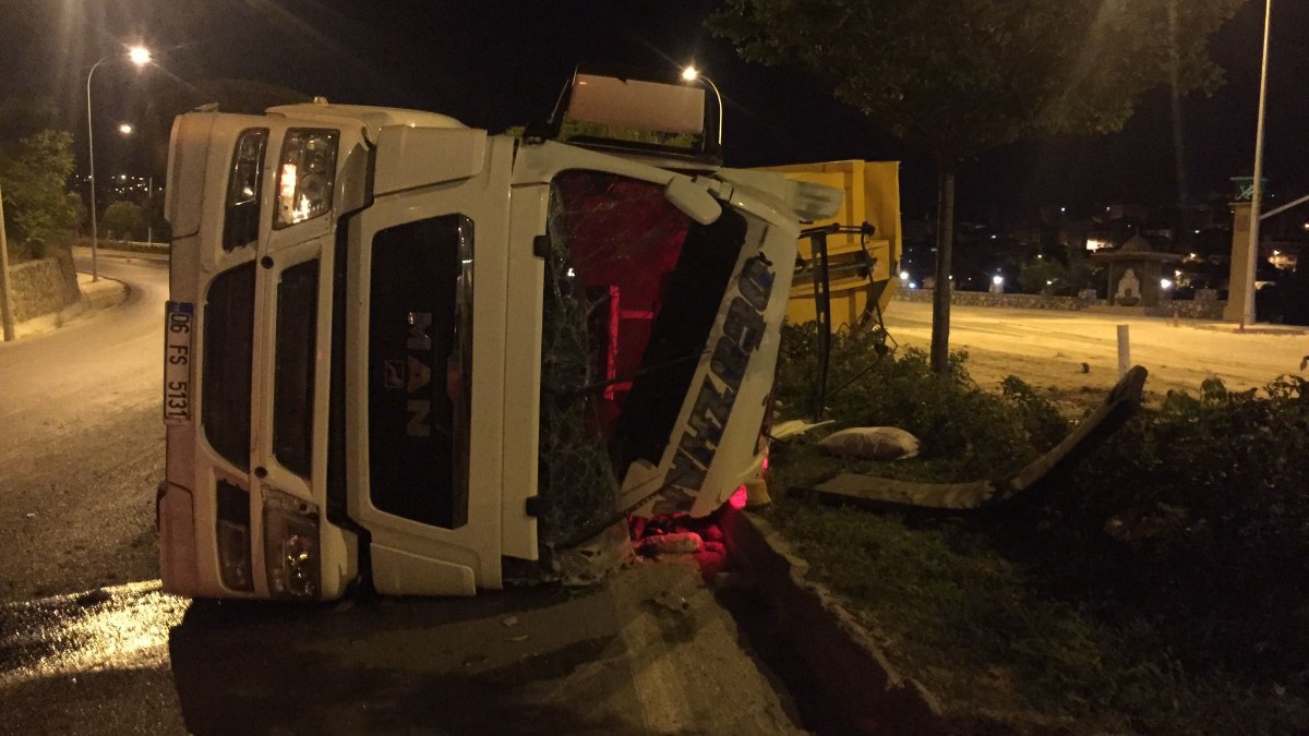 Bilecik'te devrilen kamyonetin şoförü kaçtı