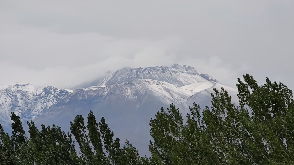 Bitlis'te ağustos ayında Süphan Dağı beyaza büründü