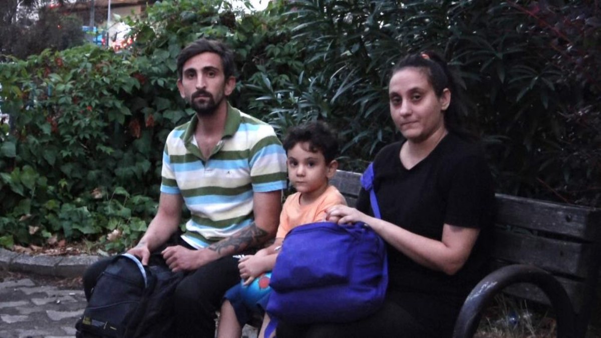 Bursa'da konut sahibinin meskenden çıkardığı aile hastane bahçesinde yaşıyor