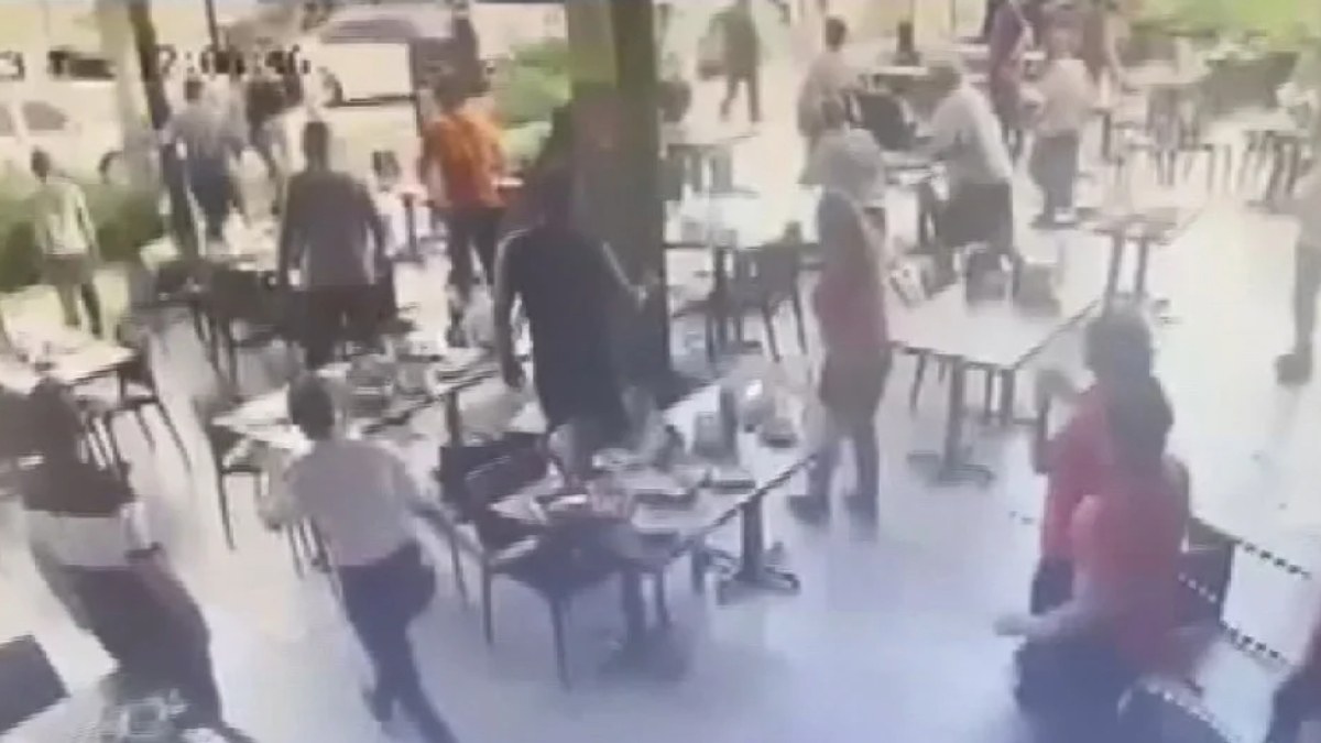Bursa'daki dinlenme tesisinde yemeği geç gelen 3 kişi garsonu darbetti