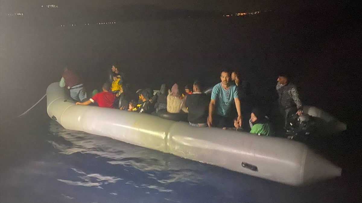 Çanakkale açıklarında 33 sistemsiz göçmen kurtarıldı