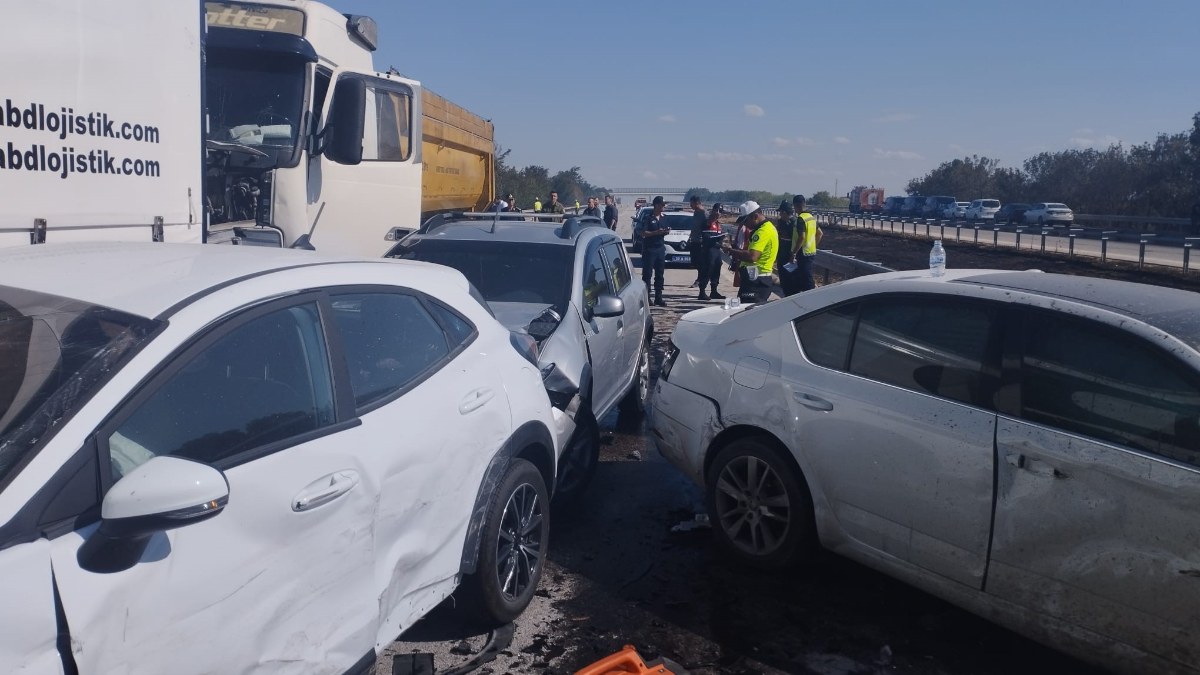 Edirne'de zincirleme kaza! 12 araç birbirine girdi