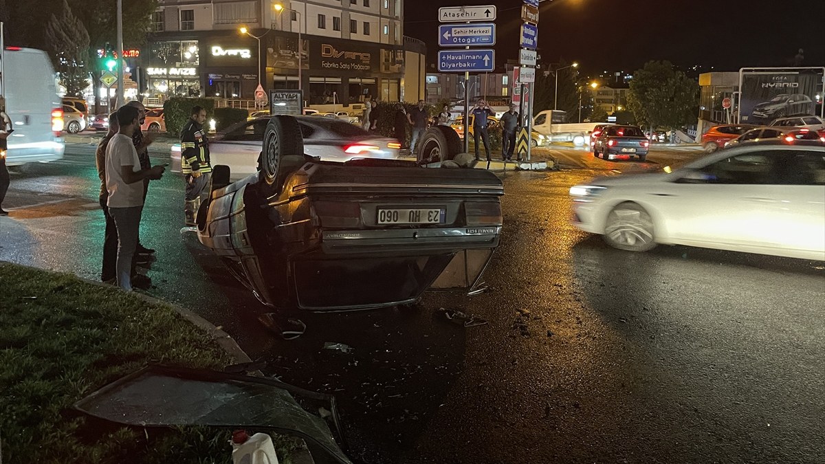 Elazığ'da devrilen arabanın şoförü hastaneye kaldırıldı
